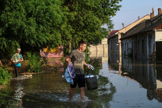 CNN: Ảnh vệ tinh cho thấy đập Kakhovka đã hư hại vài ngày trước khi đổ sập - Ảnh 3.