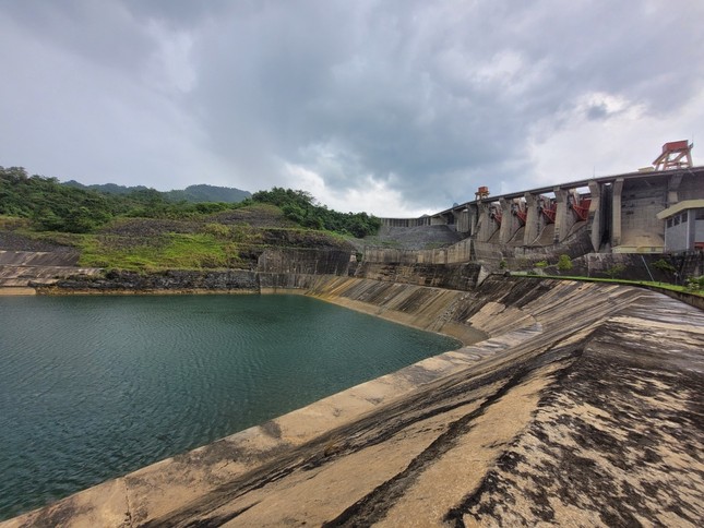 Cảnh tượng lạ ở các hồ thủy điện lớn nhất Việt Nam - Ảnh 9.