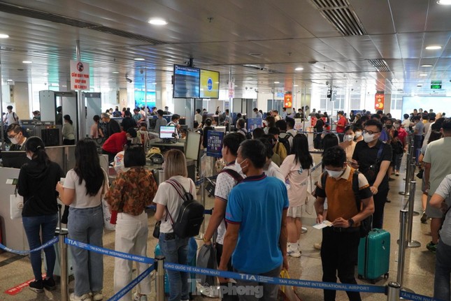 Dự kiến gần 24 triệu lượt khách qua sân bay Tân Sơn Nhất dịp hè - Ảnh 1.
