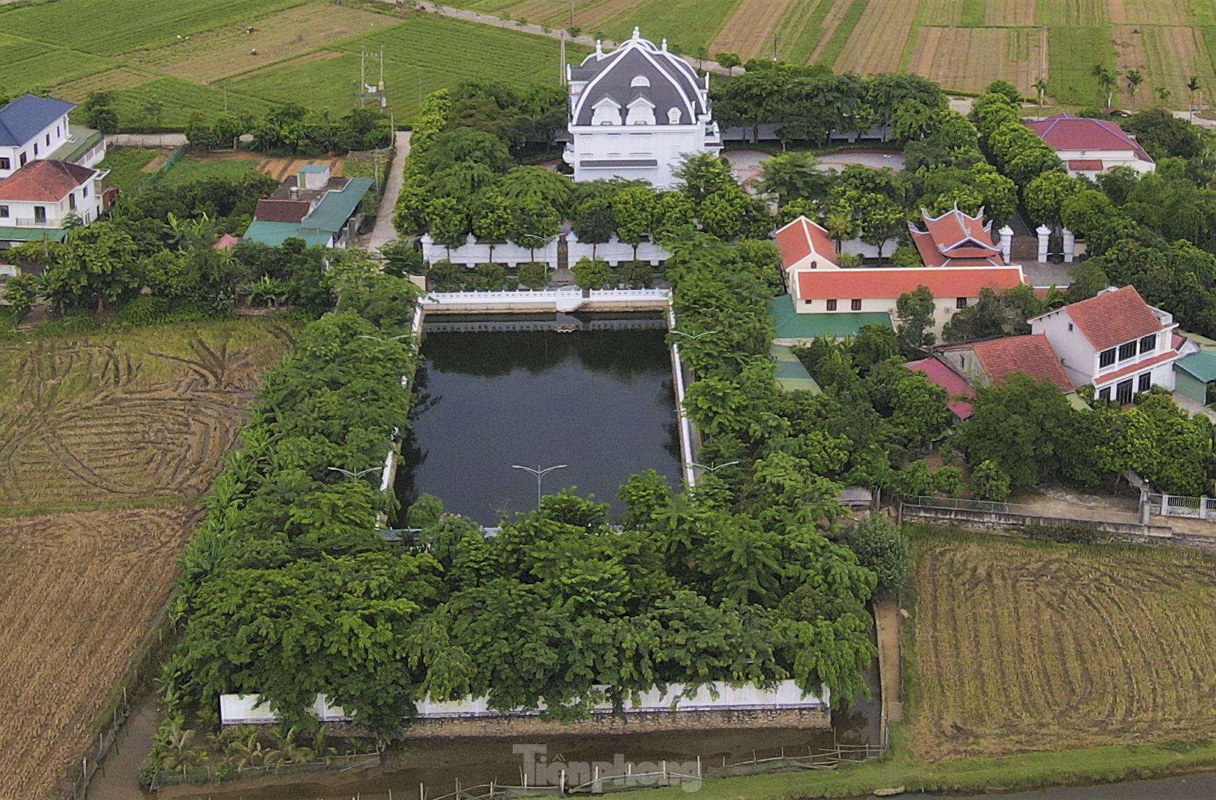 'Biệt phủ' của cụ bà 80 tuổi nơi tổ chức bữa tiệc vinh quy bái tổ của con trai - Ảnh 4.