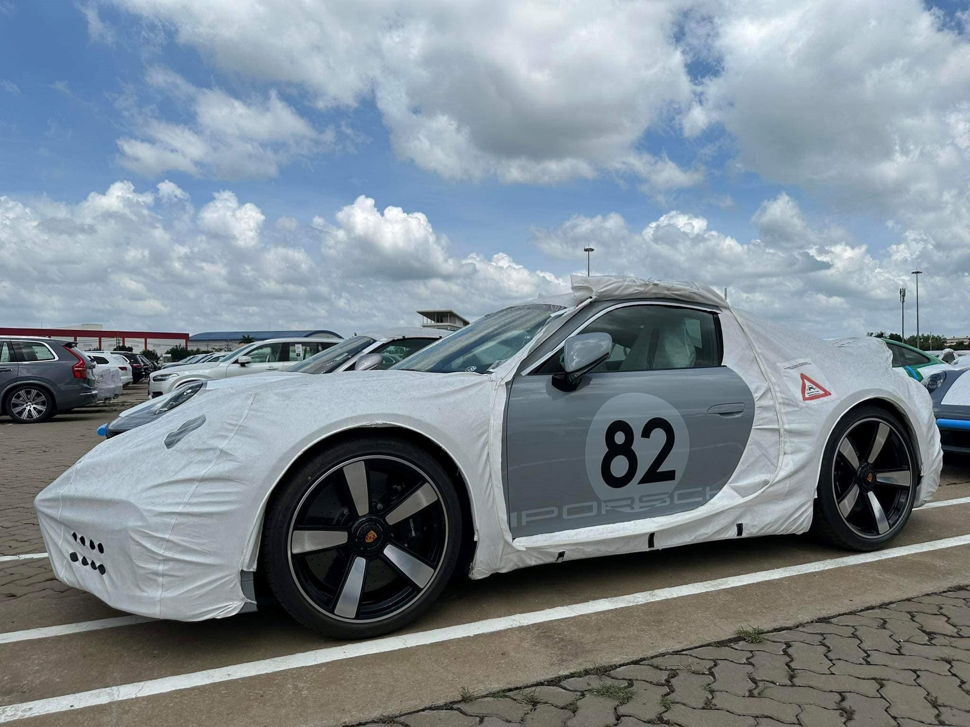 Fan 'gạ' lấy Porsche 911 Sport Classic 2023 chưa bóc đem để đua, Cường Đô la khẳng định luôn &quot;không có cửa&quot; với Honda Civic Type R - Ảnh 3.
