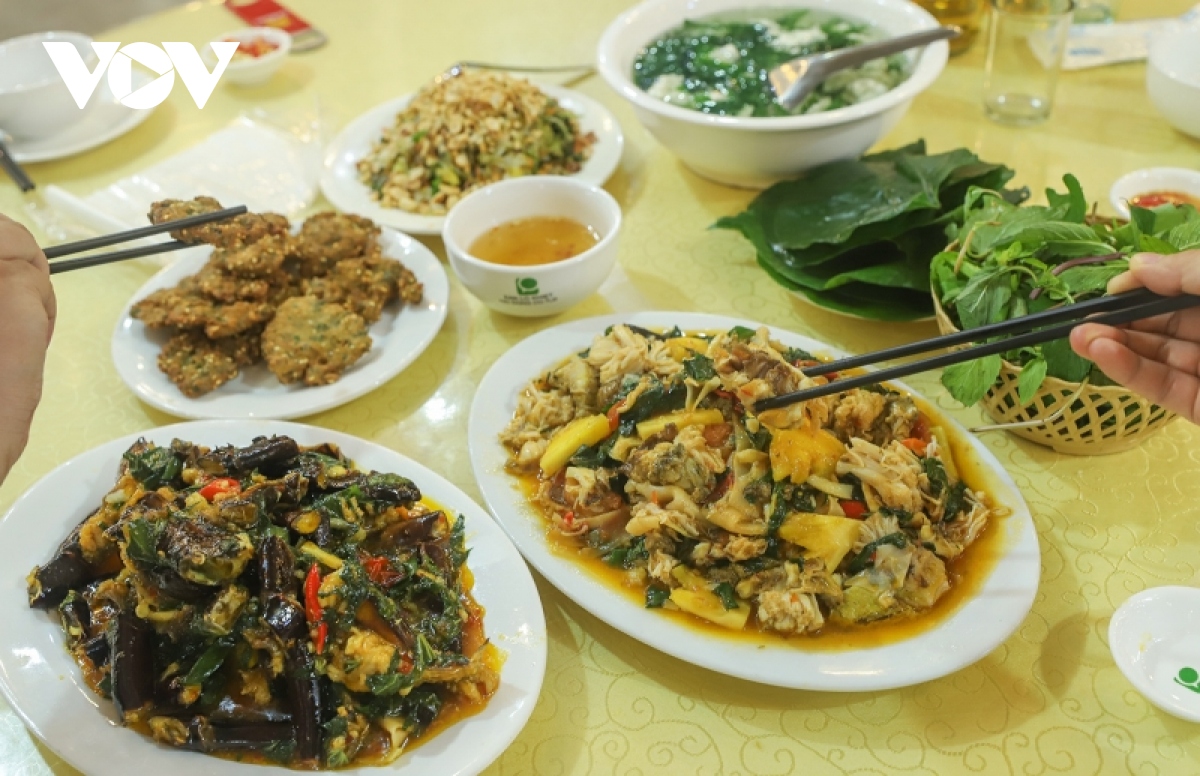 Chi tiền triệu để ăn đặc sản “10 chân 4 mắt” ở Quảng Ninh - Ảnh 2.