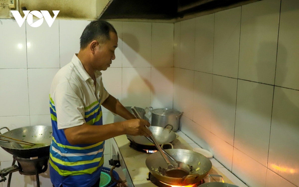 Chi tiền triệu để ăn đặc sản “10 chân 4 mắt” ở Quảng Ninh - Ảnh 5.