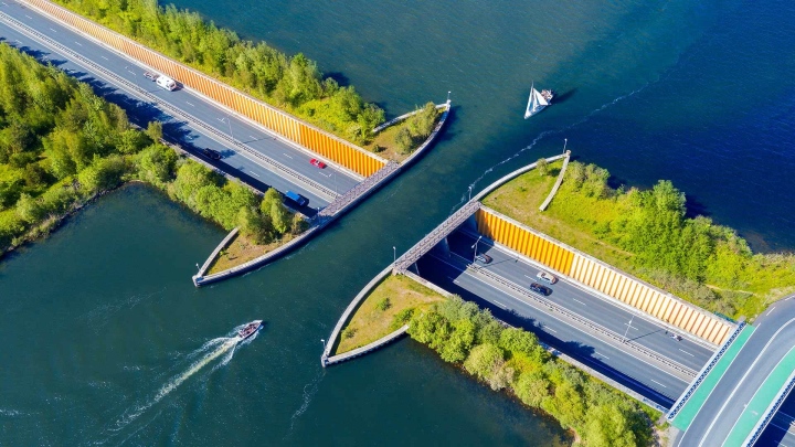 Cây cầu nước nơi tàu thuyền và ô tô 'giao nhau' như ảo ảnh quang học - Ảnh 1.