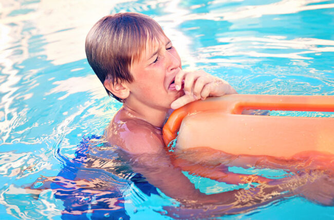 Cẩn trọng với tình trạng &quot;đuối nước khô&quot; khi cho trẻ đi bơi ngày hè - Ảnh 2.