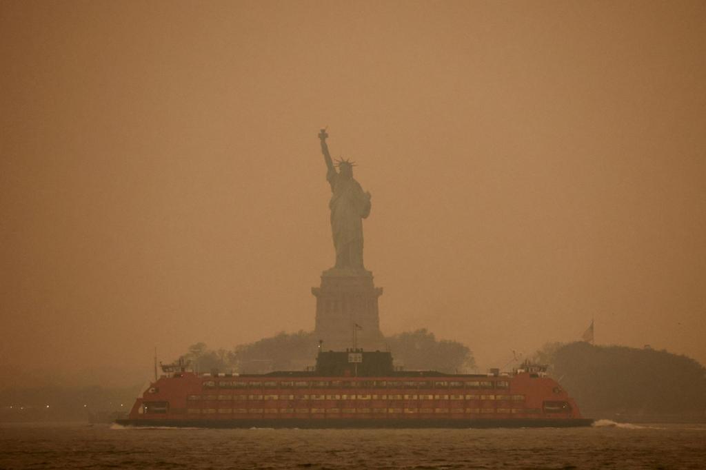 Sốc với loạt ảnh hiện tại ở New York hoa lệ: Khói cam ô nhiễm dày đặc bao trùm toàn thành phố, tạo nên khung cảnh hậu tận thế đáng báo động - Ảnh 4.