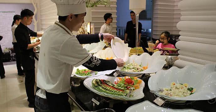 Để khách hàng ăn không giới hạn nhưng buffet vẫn được coi là loại hình kinh doanh “siêu lợi nhuận”: Thực tế khách ăn càng nhiều, nhà hàng càng lãi - Ảnh 2.