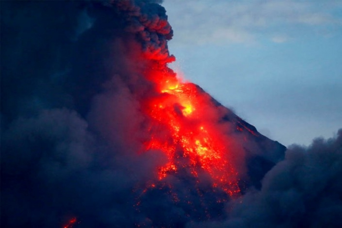 Philippines khuyến cáo sơ tán, cảnh báo núi lửa Mayon phun trào nguy hiểm - Ảnh 1.