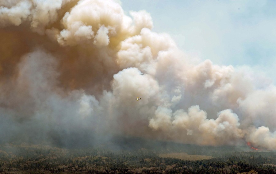 Chùm ảnh minh chứng sức ảnh hưởng nghiêm trọng của cháy rừng ở Canada: New York mù sương, đứng đầu danh sách thành phố ô nhiễm không khí nhất - Ảnh 2.