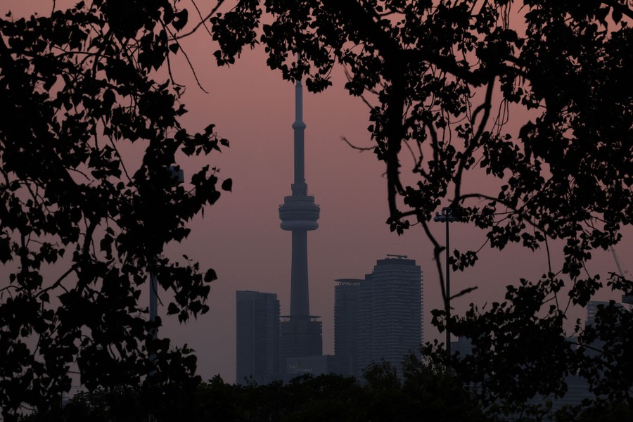 Chùm ảnh minh chứng sức ảnh hưởng nghiêm trọng của cháy rừng ở Canada: New York mù sương, đứng đầu danh sách thành phố ô nhiễm không khí nhất - Ảnh 16.