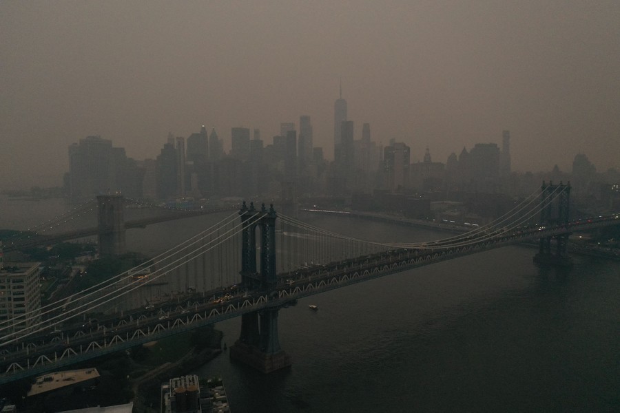 Chùm ảnh minh chứng sức ảnh hưởng nghiêm trọng của cháy rừng ở Canada: New York mù sương, đứng đầu danh sách thành phố ô nhiễm không khí nhất - Ảnh 18.