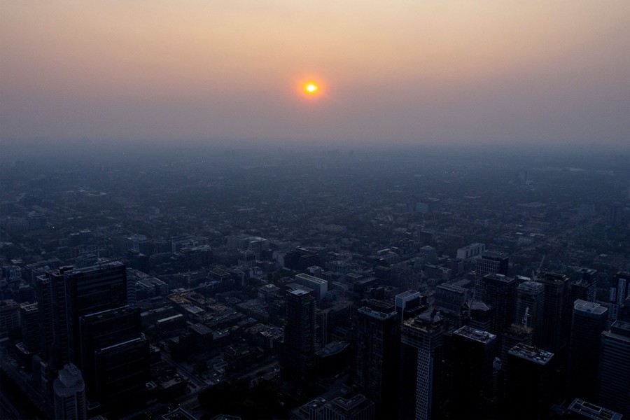 Chùm ảnh minh chứng sức ảnh hưởng nghiêm trọng của cháy rừng ở Canada: New York mù sương, đứng đầu danh sách thành phố ô nhiễm không khí nhất - Ảnh 15.
