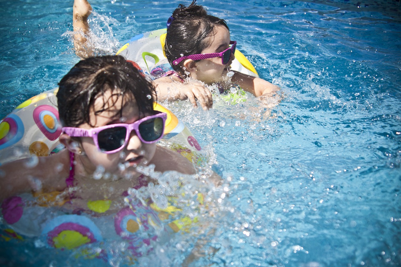 Cẩn trọng với tình trạng &quot;đuối nước khô&quot; khi cho trẻ đi bơi ngày hè - Ảnh 1.