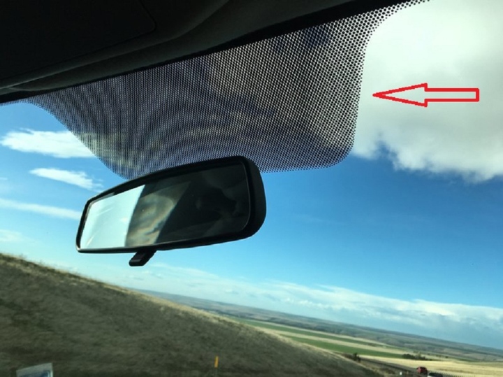 Tại sao trên kính chắn gió ô tô luôn có dải chấm tròn màu đen? - Ảnh 1.