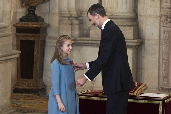 Công chúa 18 tuổi “nắm giữ” vận mệnh Tây Ban Nha: Vừa ra đời đã là “cứu tinh” của hoàng tộc, 13 tuổi được in hình lên đồng xu, gánh sức nặng vương quyền từ nhỏ - Ảnh 3.