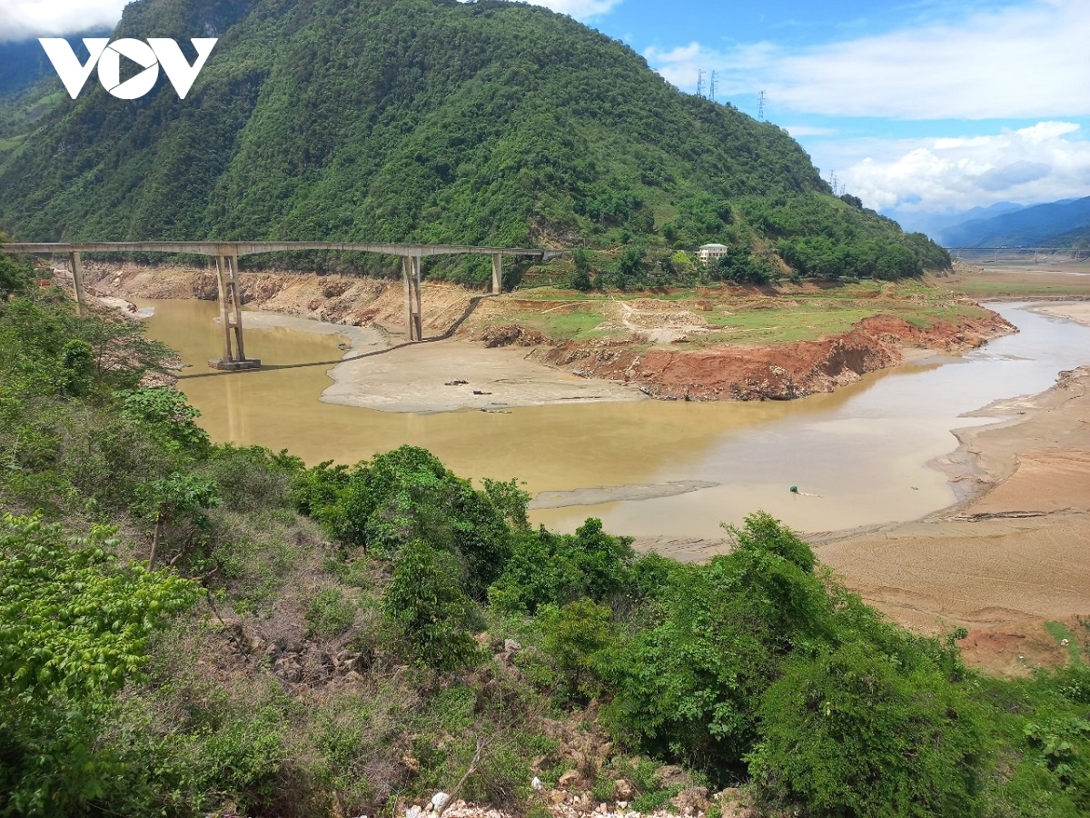 Thủy điện gặp khó do nhiều đoạn trên Sông Đà cạn trơ đáy - Ảnh 10.