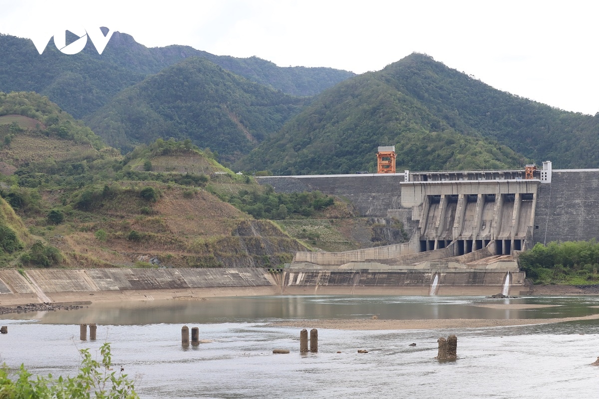 Thủy điện gặp khó do nhiều đoạn trên Sông Đà cạn trơ đáy - Ảnh 1.