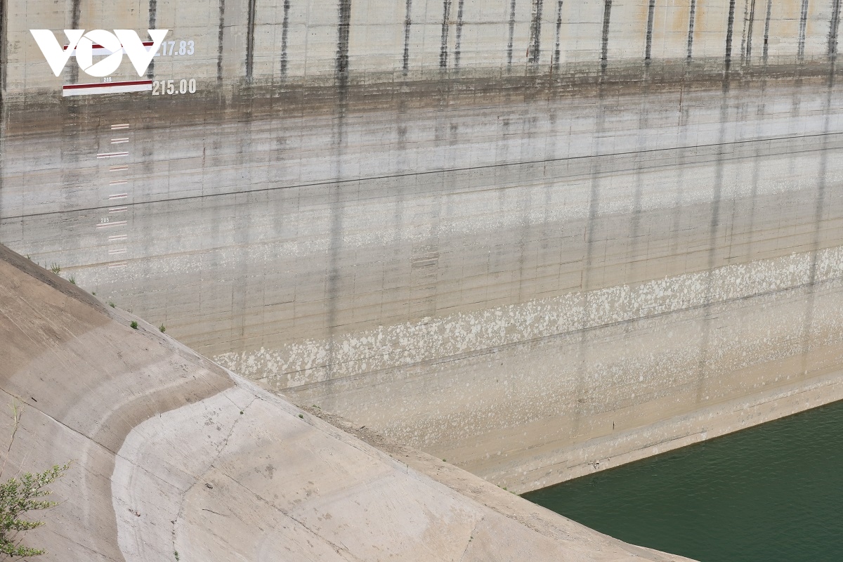 Thủy điện gặp khó do nhiều đoạn trên Sông Đà cạn trơ đáy - Ảnh 2.