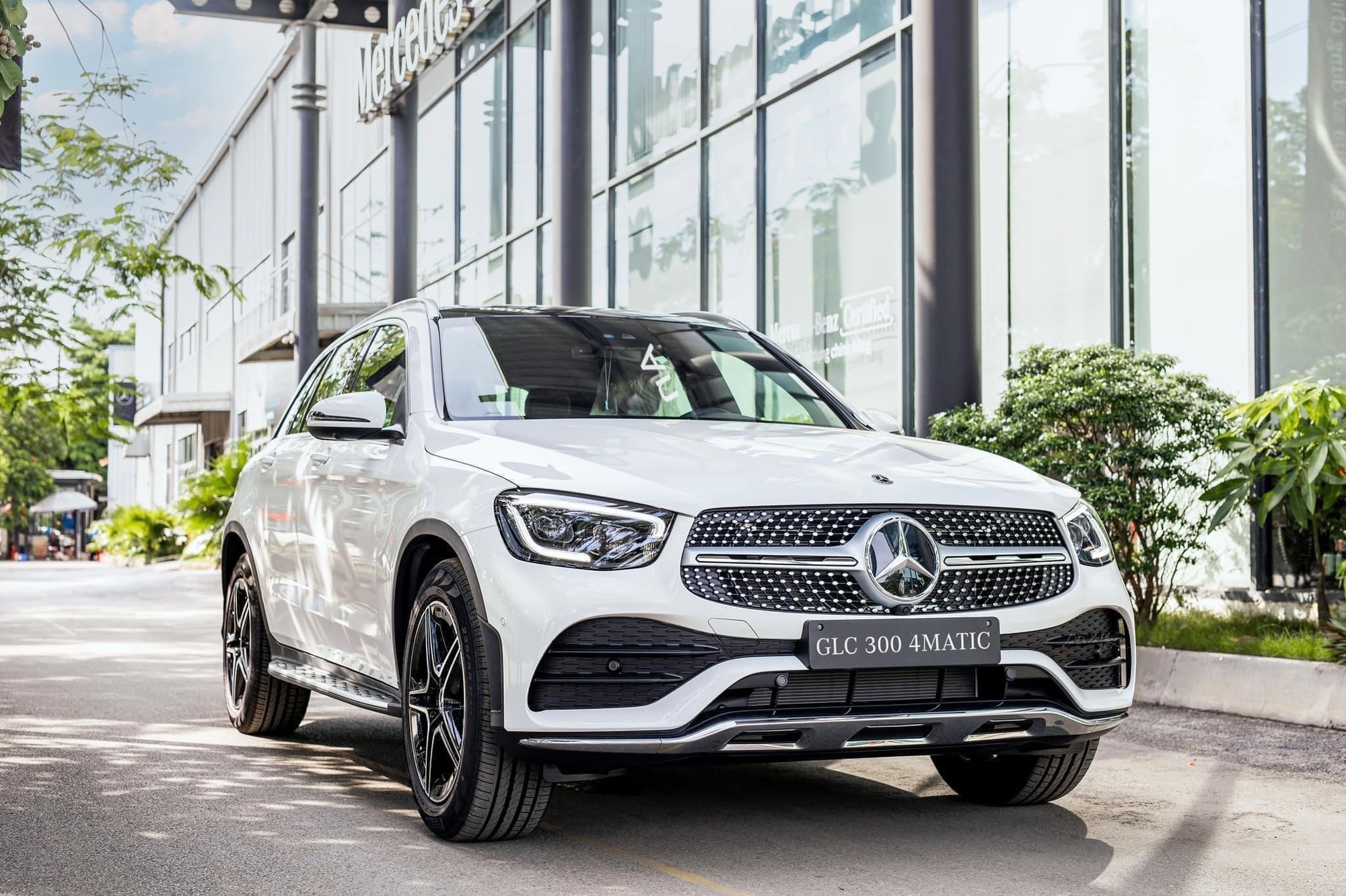 Mercedes-Benz GLC giảm giá sập sàn tại đại lý: Cao nhất hơn 500 triệu đồng, số lượng cực giới hạn - Ảnh 1.