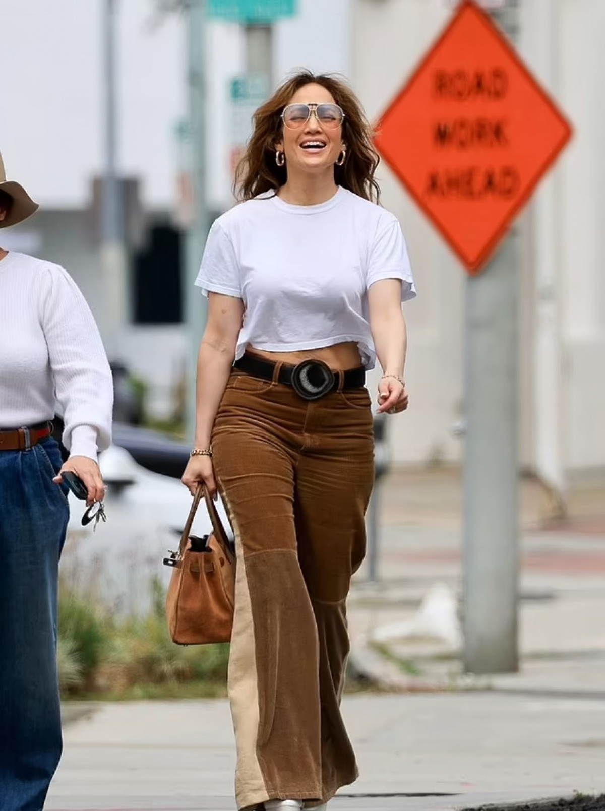 Jennifer Lopez toát lên vẻ sành điệu của thập niên 70 trong trang phục dạo phố - Ảnh 1.