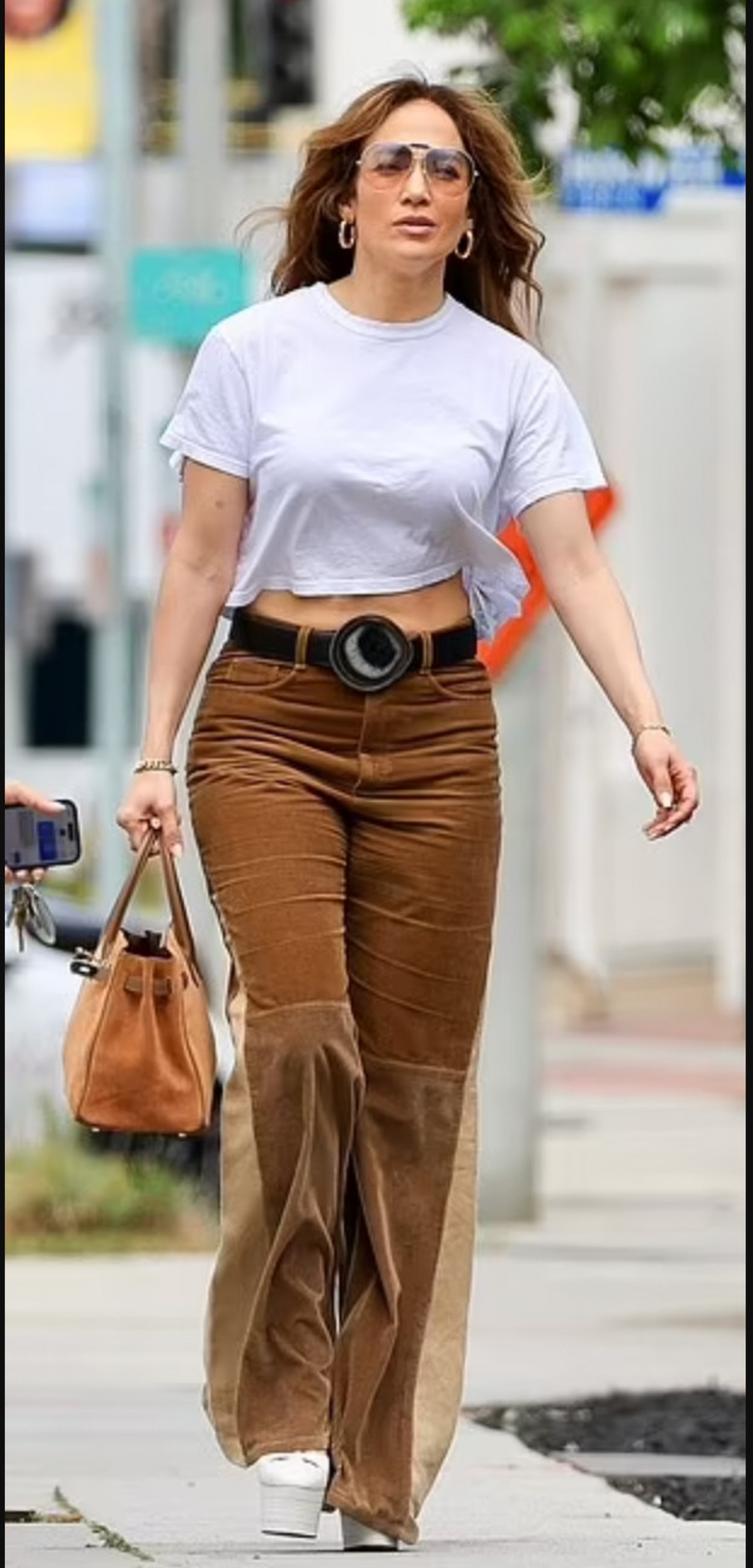 Jennifer Lopez toát lên vẻ sành điệu của thập niên 70 trong trang phục dạo phố - Ảnh 2.