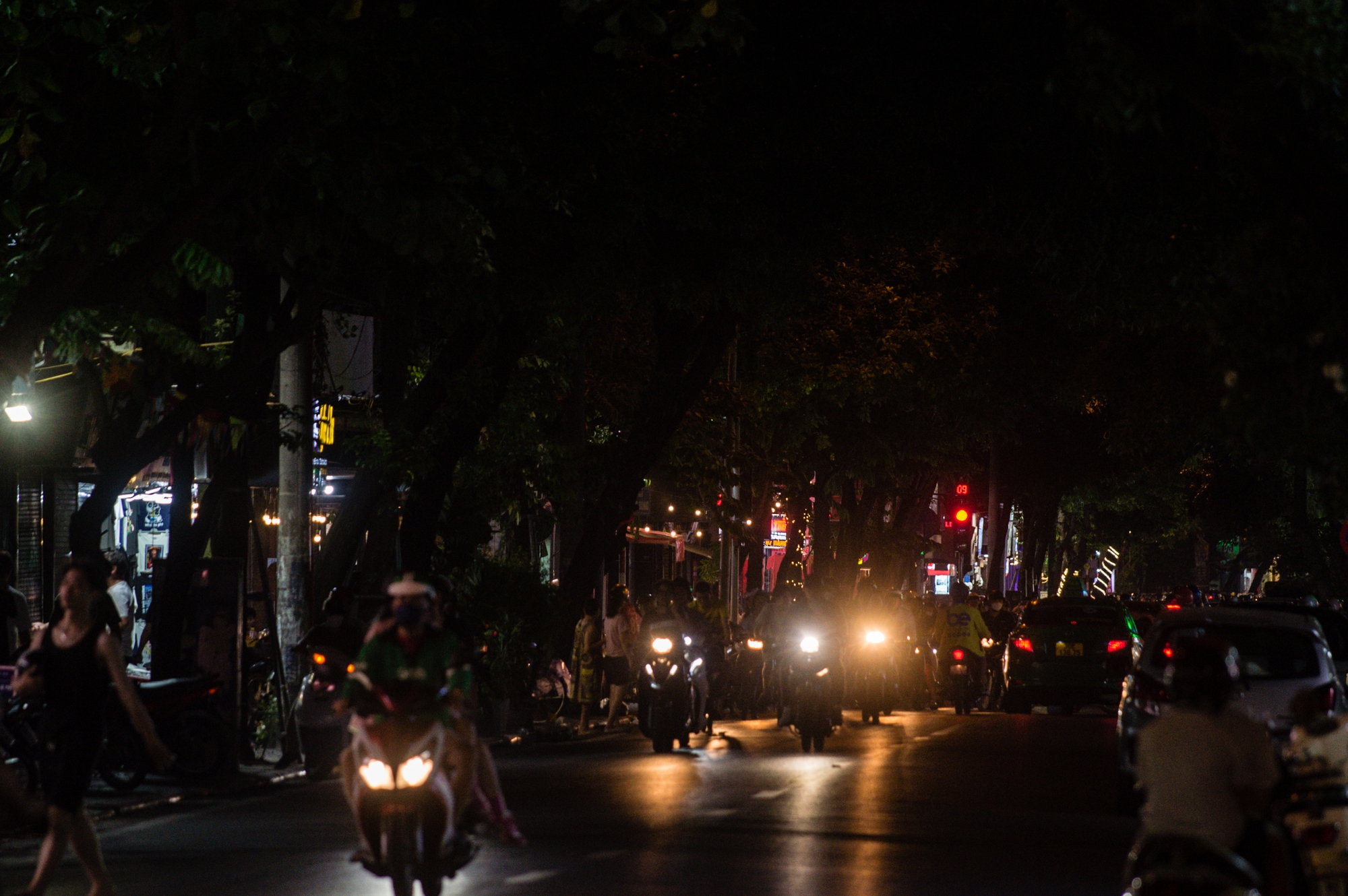 Cắt giảm tiêu thụ điện, đường phố Hà Nội 