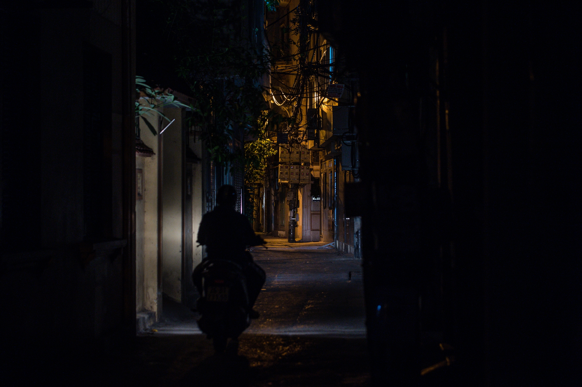 Cắt giảm tiêu thụ điện, đường phố Hà Nội &quot;chìm&quot; vào bóng tối - Ảnh 8.