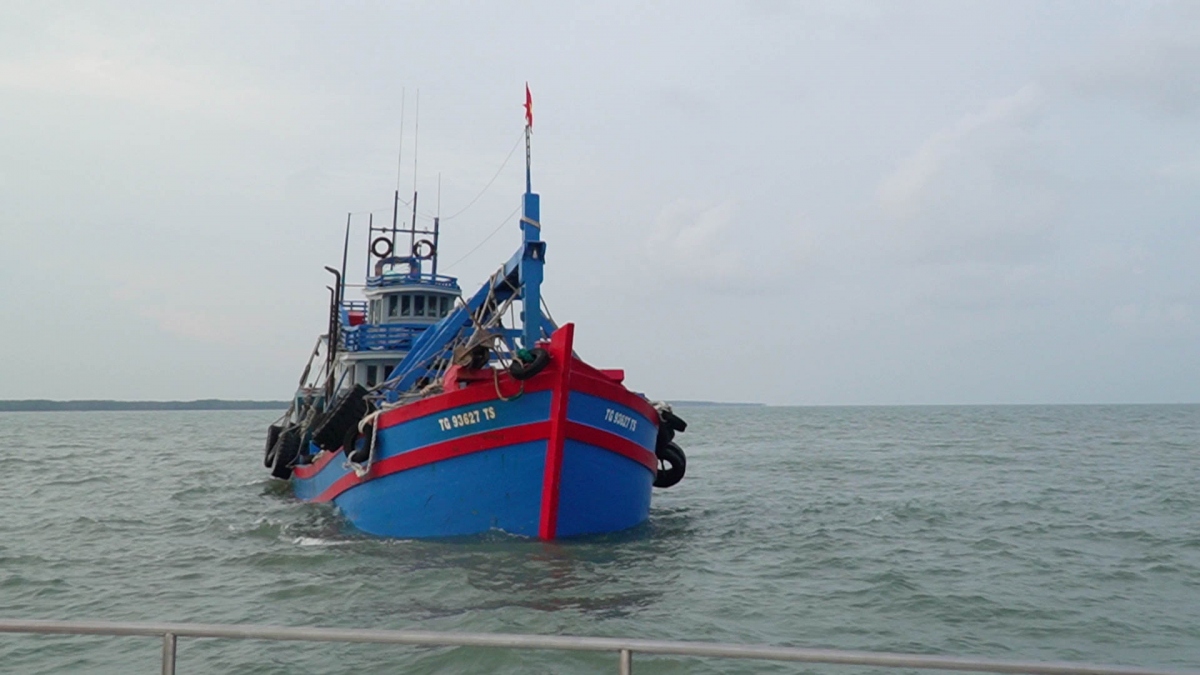Cảnh sát biển phát hiện tàu vận chuyển 170.000 lít dầu DO trái phép - Ảnh 2.