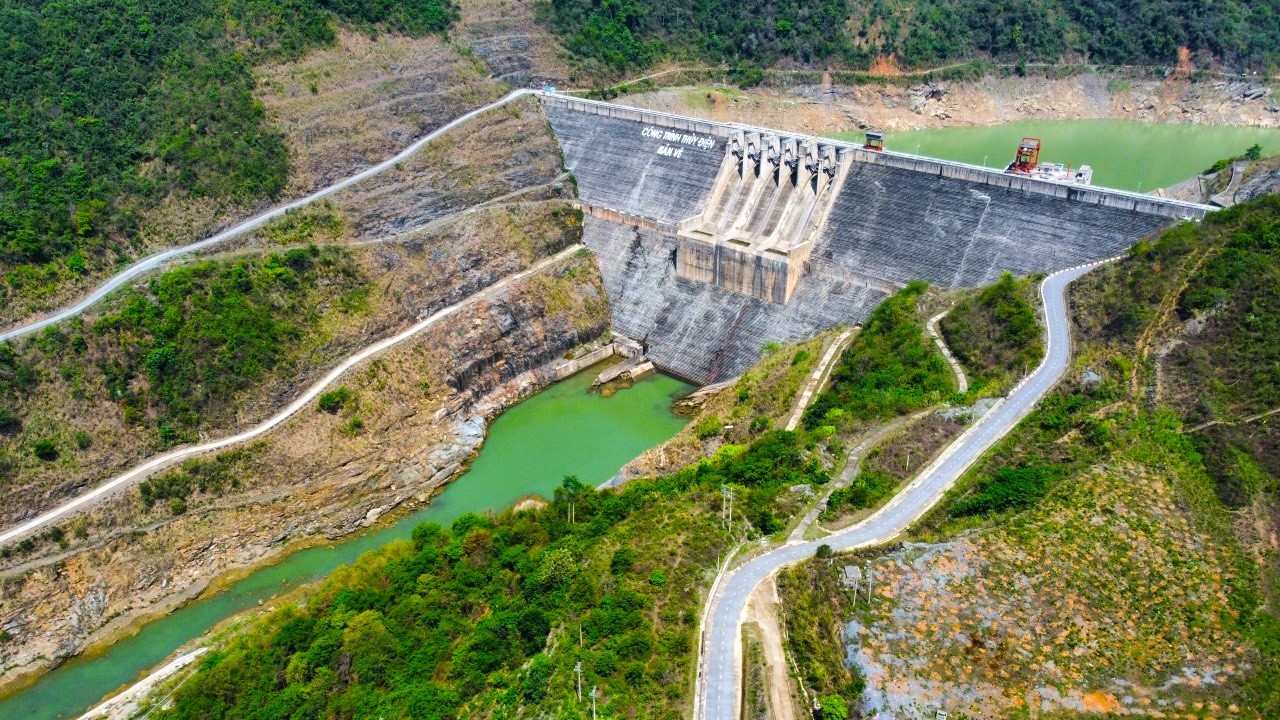 Cận cảnh hồ thủy điện lớn nhất Bắc Trung Bộ cạn kỷ lục, sắp về mực nước chết