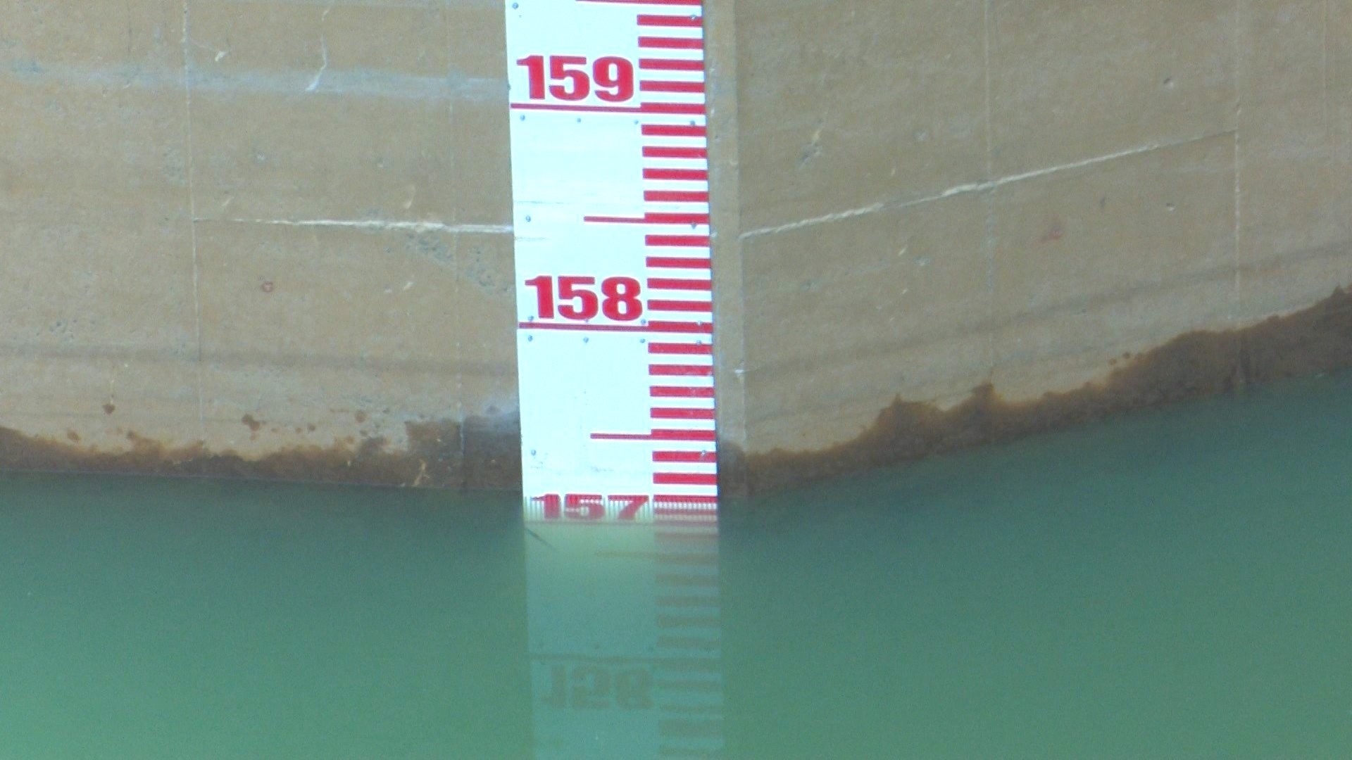 Cận cảnh hồ thủy điện lớn nhất Bắc Trung Bộ cạn kỷ lục, sắp về mực nước chết - Ảnh 5.