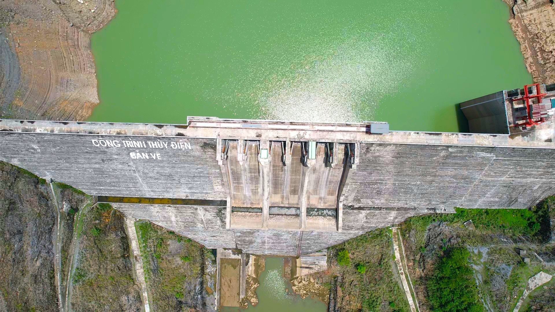 Cận cảnh hồ thủy điện lớn nhất Bắc Trung Bộ cạn kỷ lục, sắp về mực nước chết - Ảnh 9.