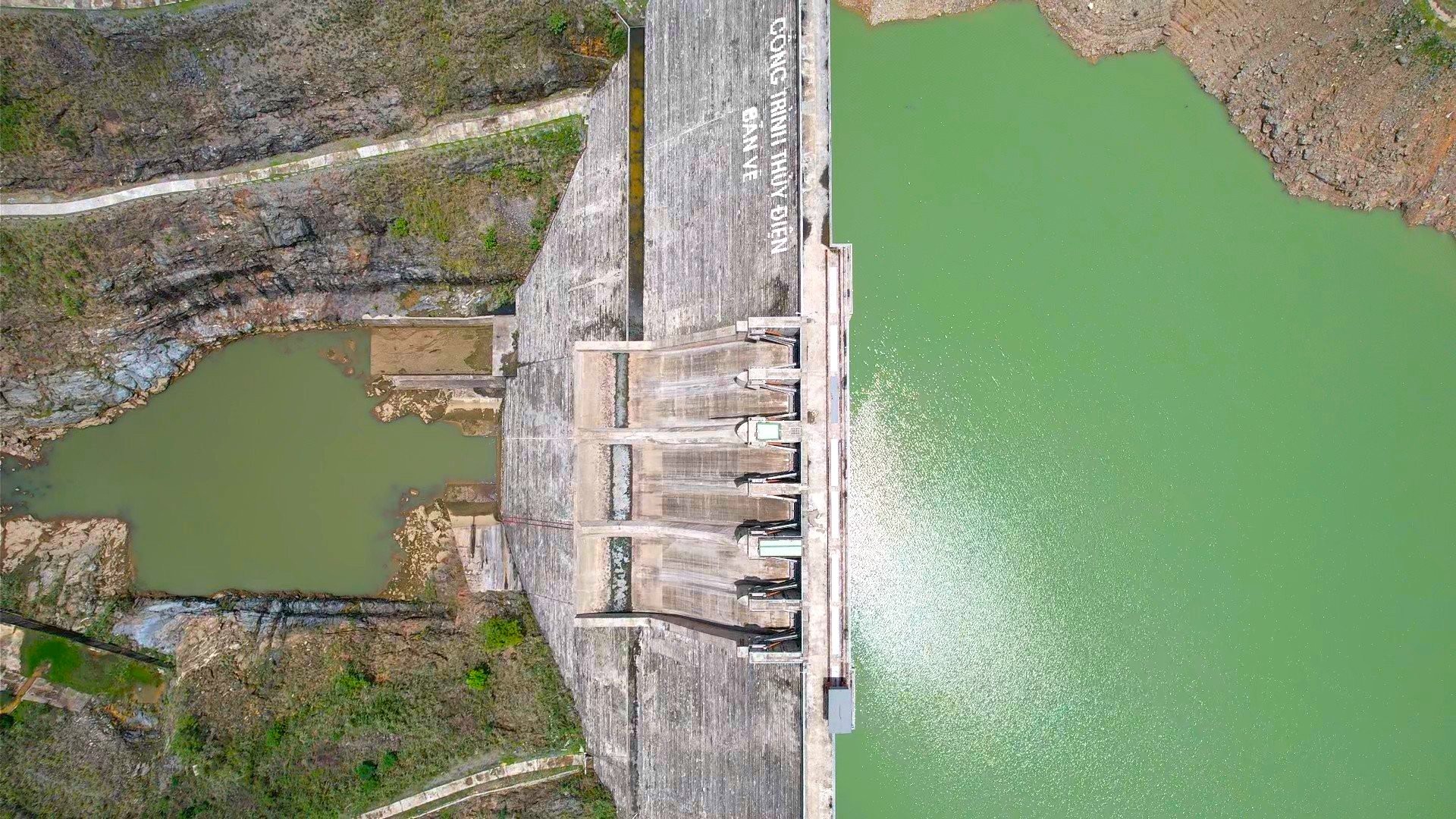 Cận cảnh hồ thủy điện lớn nhất Bắc Trung Bộ cạn kỷ lục, sắp về mực nước chết - Ảnh 3.