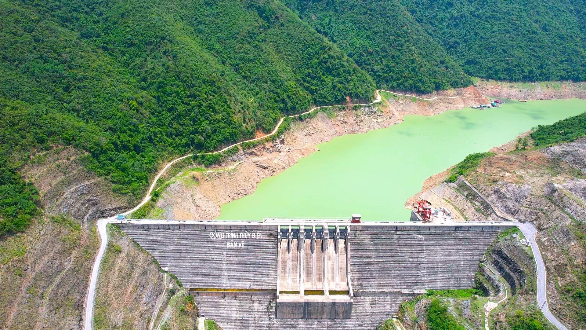 Cận cảnh hồ thủy điện lớn nhất Bắc Trung Bộ cạn kỷ lục, sắp về mực nước chết - Ảnh 6.