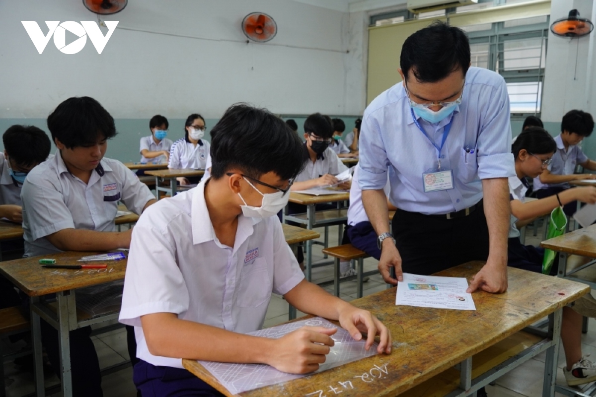 Sáng nay (9/6), hơn 129.000 thí sinh Hà Nội làm thủ tục dự thi lớp 10 THPT công lập - Ảnh 1.