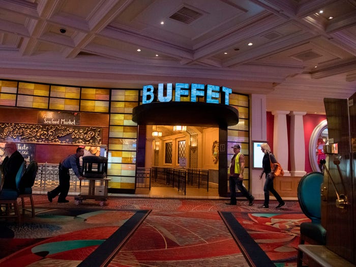 Người dân thành phố sầm uất bậc nhất nước Mỹ xếp hàng dài đi ăn buffet: Gần 2 triệu đồng/ suất, đợi 2 tiếng vẫn đắt khách vì thỏa mãn 1 nhu cầu giữa thời lạm phát - Ảnh 1.