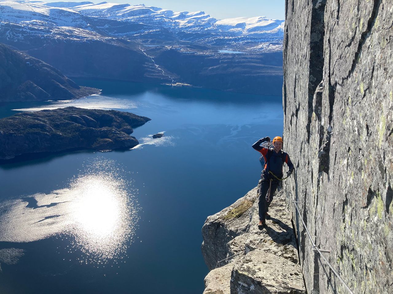 Vách đá cao chót vót ở Na Uy hấp dẫn những tín đồ du lịch mạo hiểm - Ảnh 1.