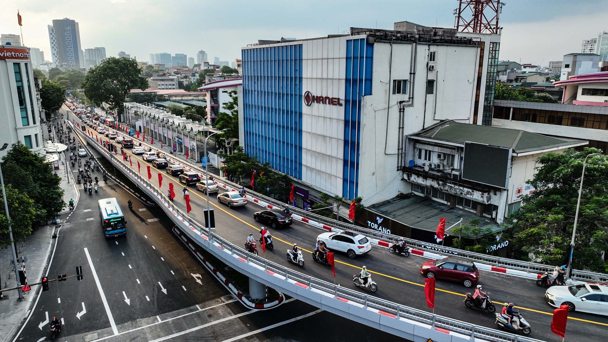 Cầu vượt chữ C Chùa Bộc - Phạm Ngọc Thạch thông xe:  Vẫn chưa thoát khỏi cảnh ùn tắc kéo dài - Ảnh 2.