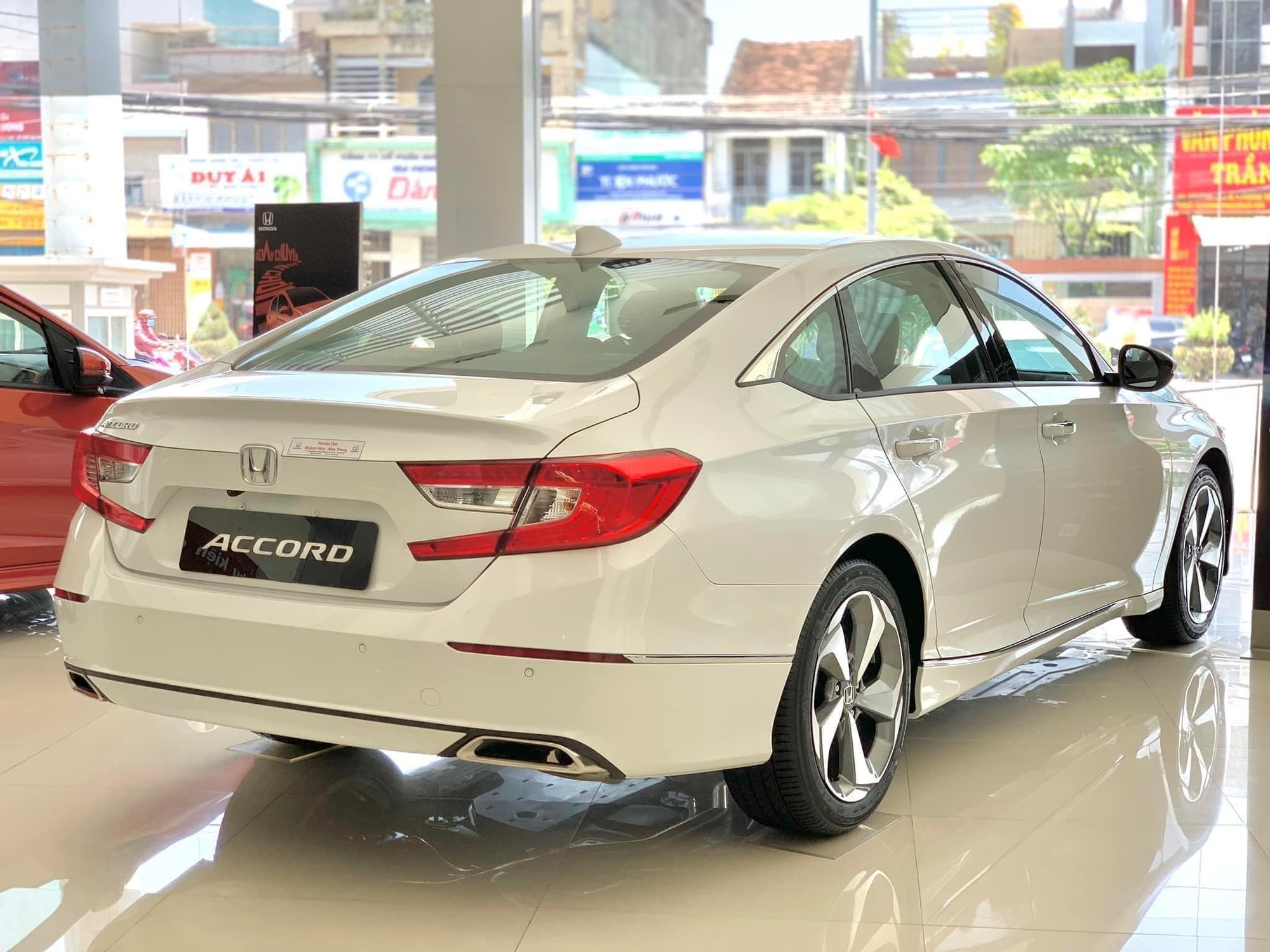 Honda Accord đua giảm giá trăm triệu với Camry: Giá thực tế chưa đến 1,2 tỷ nhưng ít tuỳ chọn, khởi điểm vẫn đắt nhất phân khúc - Ảnh 4.