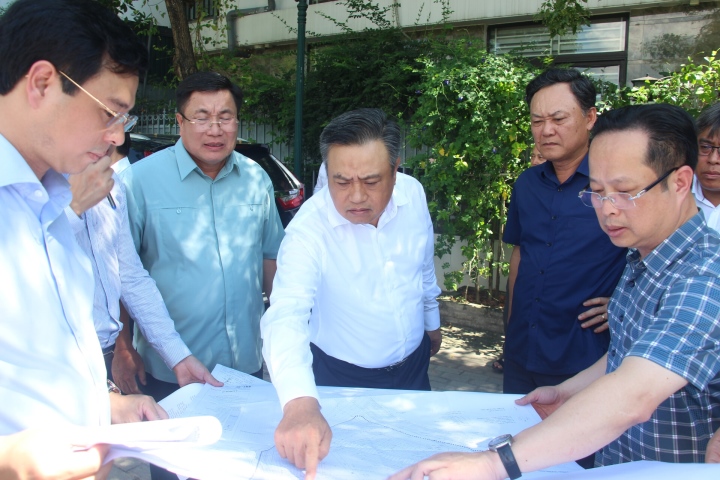 Chủ tịch Hà Nội chỉ đạo quận Hoàng Mai thu hồi đất để ưu tiên xây trường học - Ảnh 3.