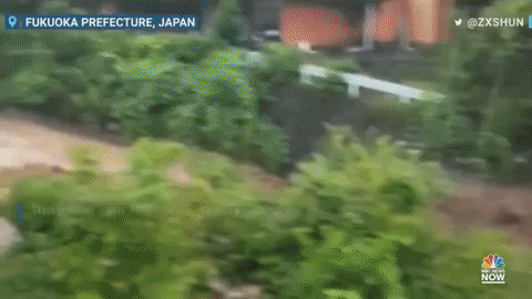 Chùm ảnh: Mưa lũ chết người càn quét Nhật Bản, kinh hoàng nhấn chìm nhà cửa, đường xá - Ảnh 2.