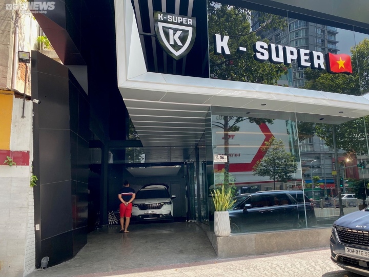 Showroom của Phan Công Khanh tại TP.HCM sạch bách siêu xe - Ảnh 3.