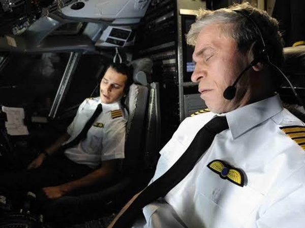 Phi công ngủ quên khi đang bay cao 3000m, máy bay cứu hộ phải bay lên đánh thức - Ảnh 2.