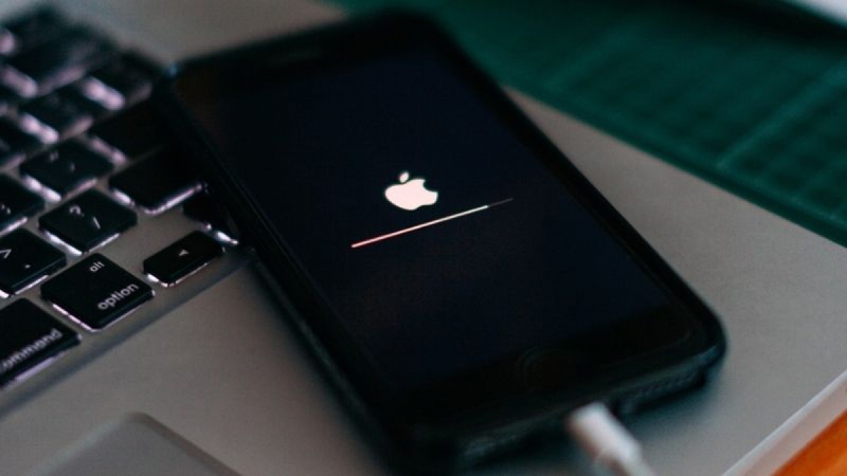 Apple vội vã rút bản cập nhật khẩn cấp cho iPhone - Ảnh 1.
