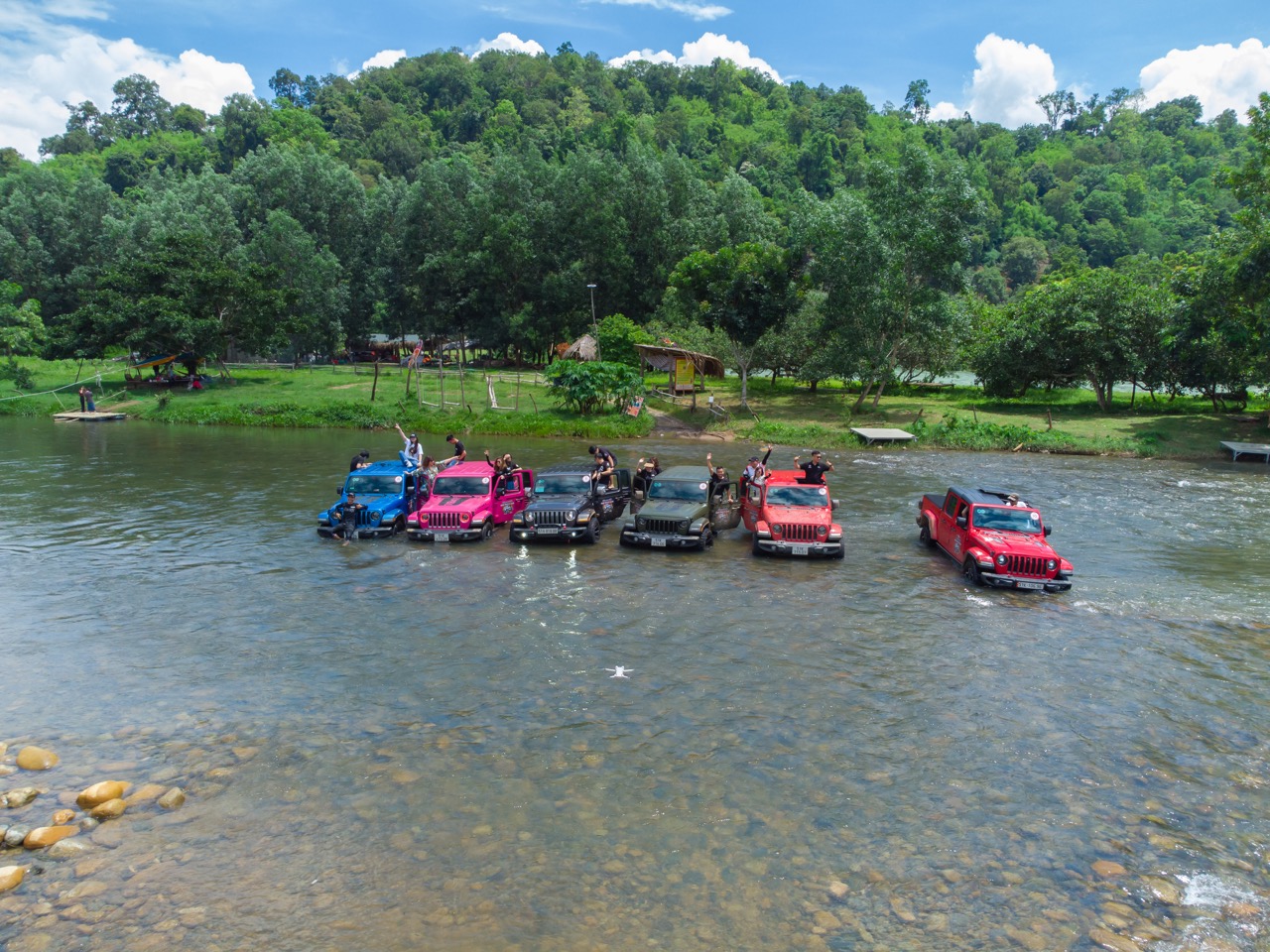 Hội chơi Jeep mang 10 chiếc xe phượt hơn 700km TP. HCM - Vĩnh Hy, off-road từ đồi cát xuống suối mà không hề hấn gì - Ảnh 3.