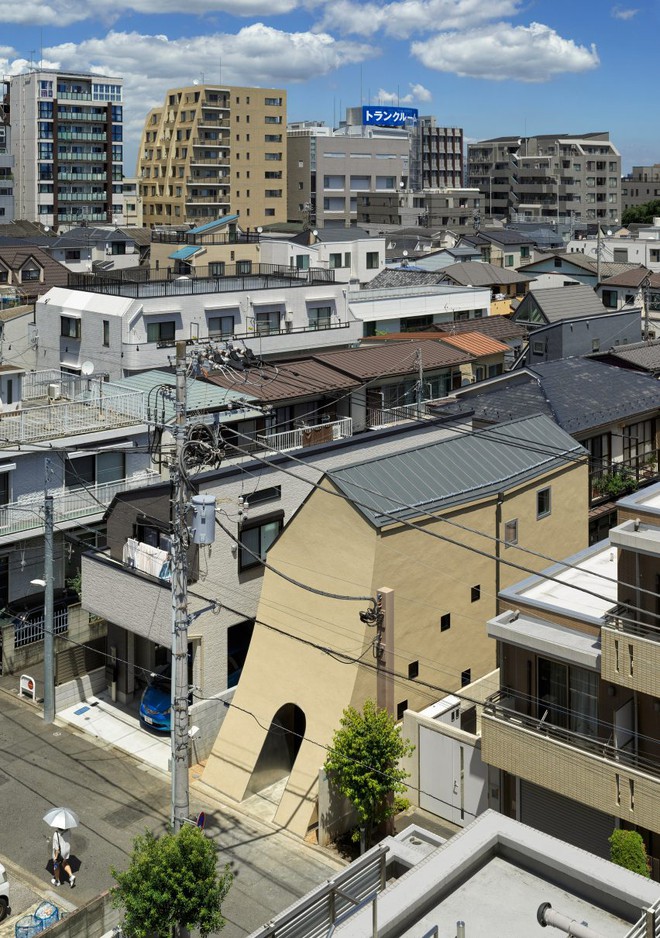 Độc lạ ngôi nhà có mặt tiền cong, được mệnh danh là “tuyệt tác kiến trúc” của Nhật Bản - Ảnh 1.