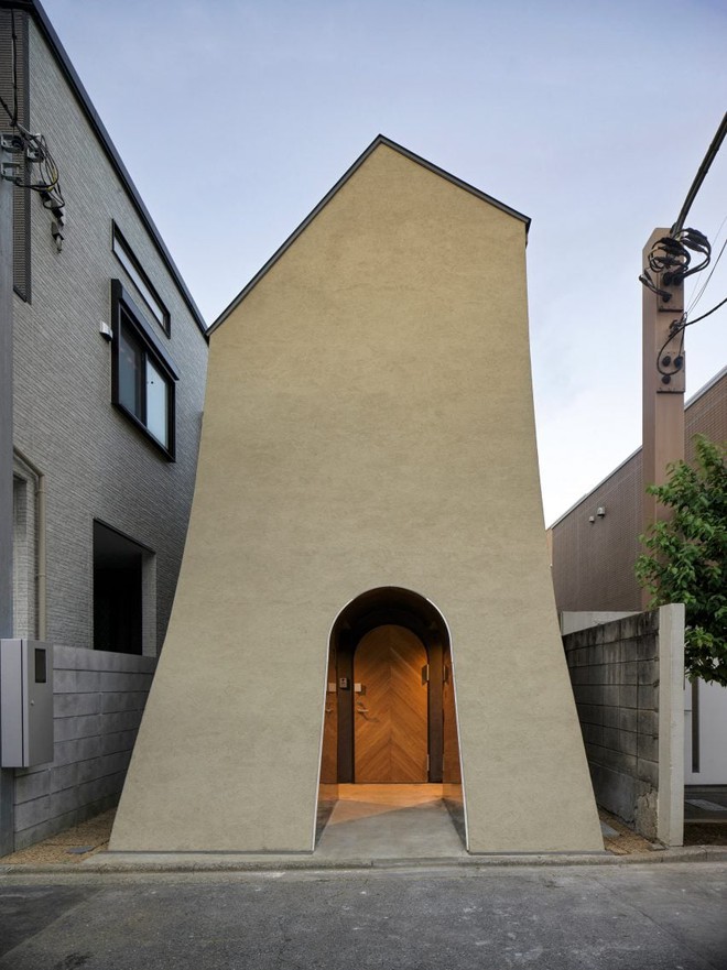 Độc lạ ngôi nhà có mặt tiền cong, được mệnh danh là “tuyệt tác kiến trúc” của Nhật Bản - Ảnh 2.