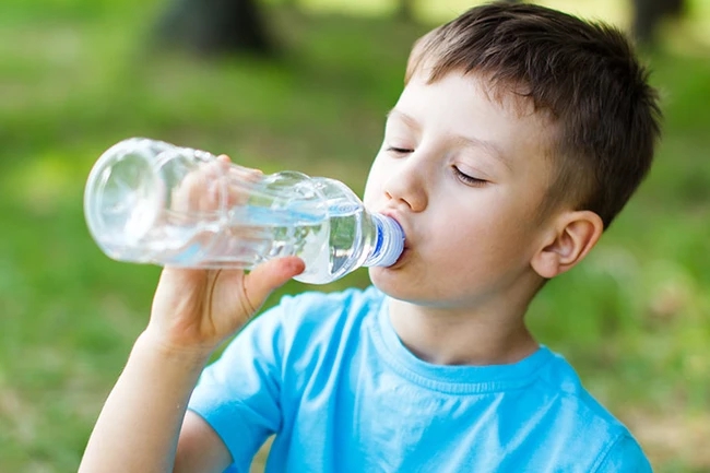 Bé trai 10 tuổi suýt tử vong vì 1 sai lầm khi uống nước mùa hè nhiều người mắc  - Ảnh 1.