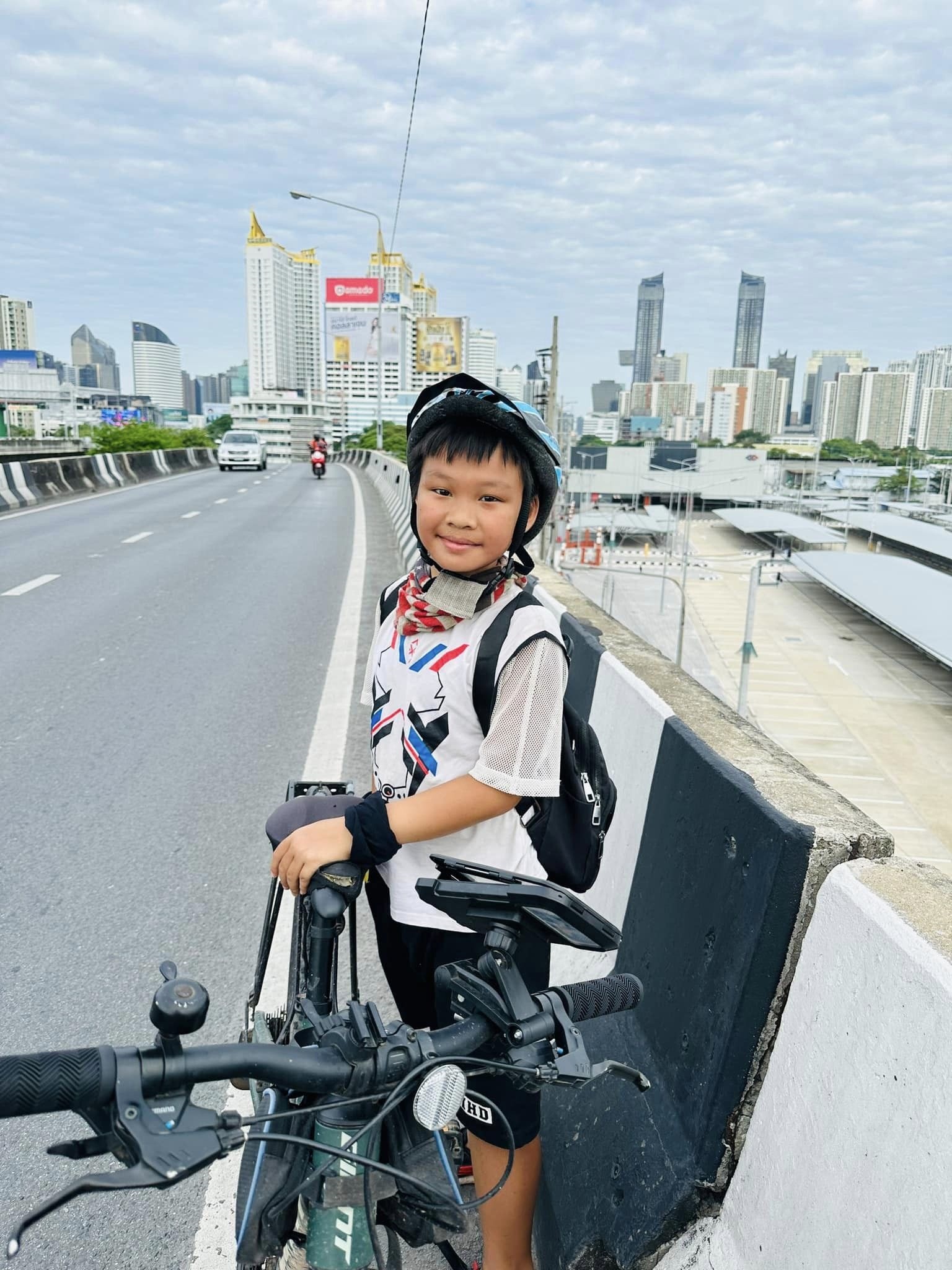 Cậu bé 10 tuổi và hành trình 30 ngày đạp xe qua 4 thủ đô - Ảnh 8.