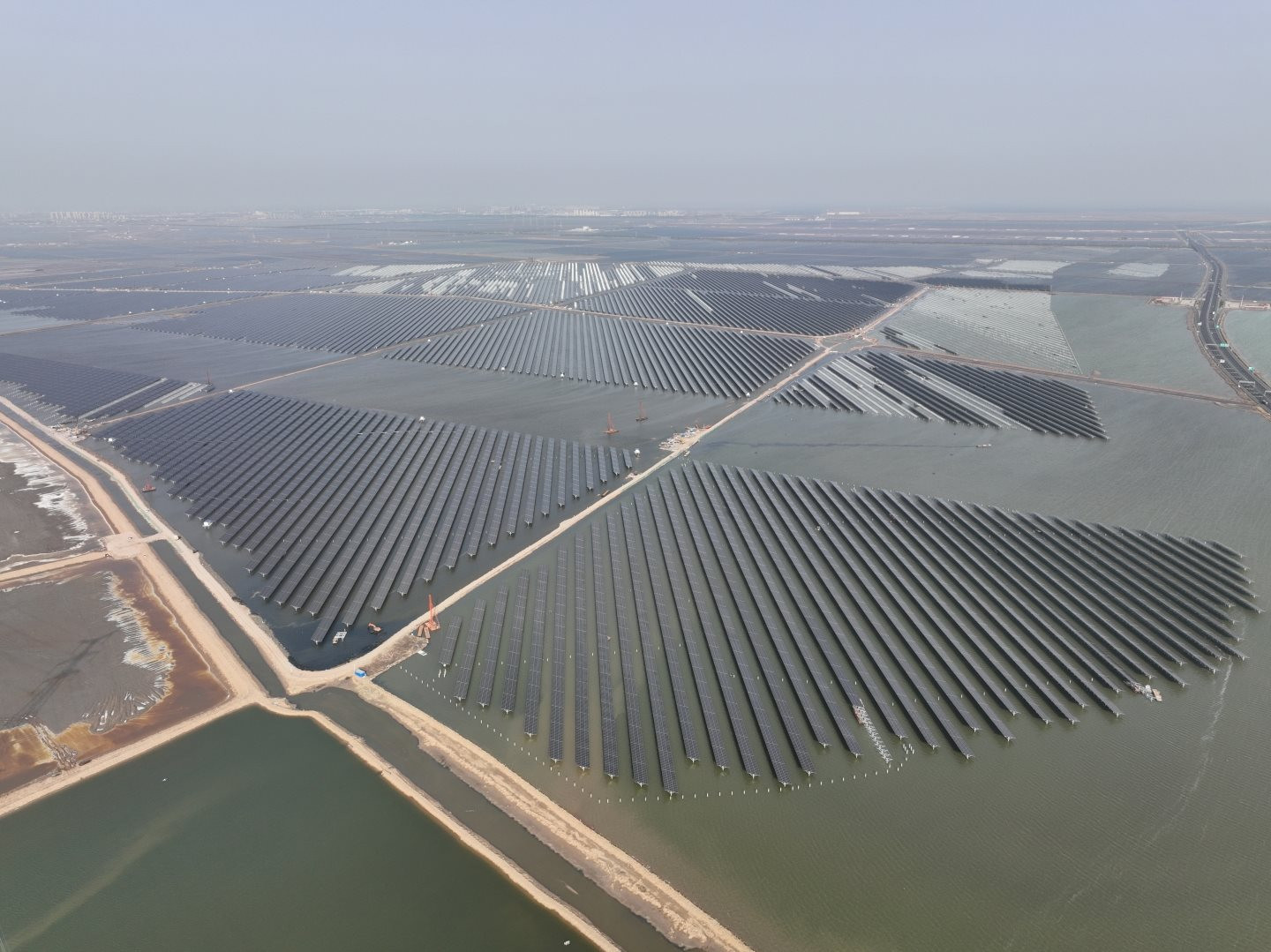 Nhà máy điện có '1-0-2' của Trung Quốc chính thức vận hành: Vừa sản xuất điện vừa tạo ra muối và nuôi tôm, rộng bằng 1.800 sân bóng đá - Ảnh 1.