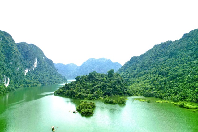 Đến thảo nguyên Đồng Lâm chèo kayak, bơi lội, trút bỏ hết mọi tâm tư muộn phiền - Ảnh 1.